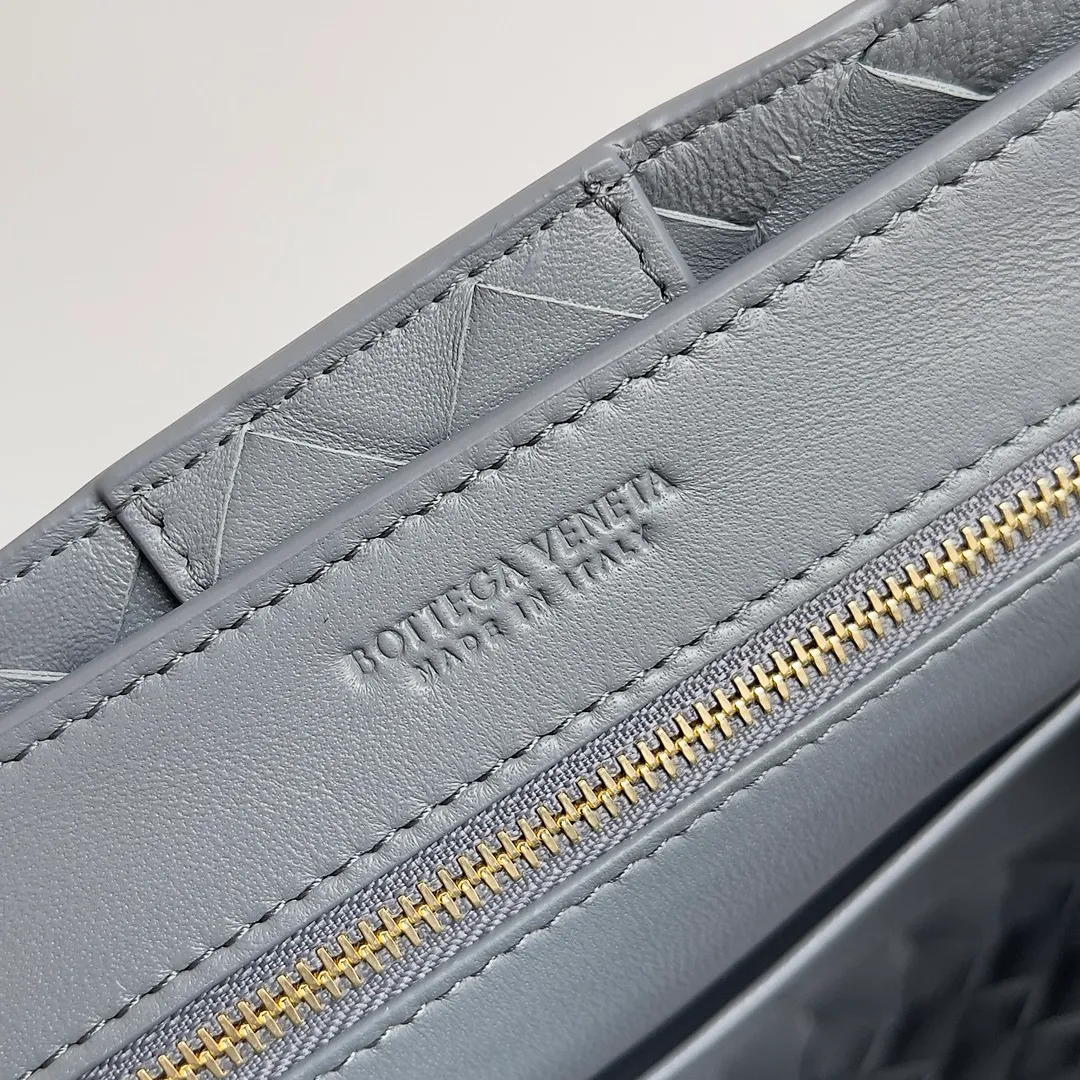The 2023 new Andiamo batch of 1860 BV has been shipped‼ ️Really popular🔥The new Andiamo woven handbag launched by Bottega Veneta this season is really popular all over the world! ! Celebrities at home and abroad have worn it, and Oscar-winning actress Michelle Yeoh has taken it out on the street. Song Jia, Trai Yara, Yu Feihong, Sanji Ayaka, Rosie Hunting-Whiteley, Yoshioka Riho, etc. have all picked up this bag. It is classic and versatile, showing off its temperament, and the bag capacity is also large, which is very convenient for daily commuting! ! A variety of carrying methods, the shoulder straps can be adjusted by yourself, the original lambskin feels soft and delicate, and the neutral style is made to break gender boundaries and bring a more practical and longer-lasting use experience. Andiamo, which has both elegant and casual styles, perfectly interprets the true appearance of "fashionable old money style". Style number: 743568 Size: 25*22*10.5cm